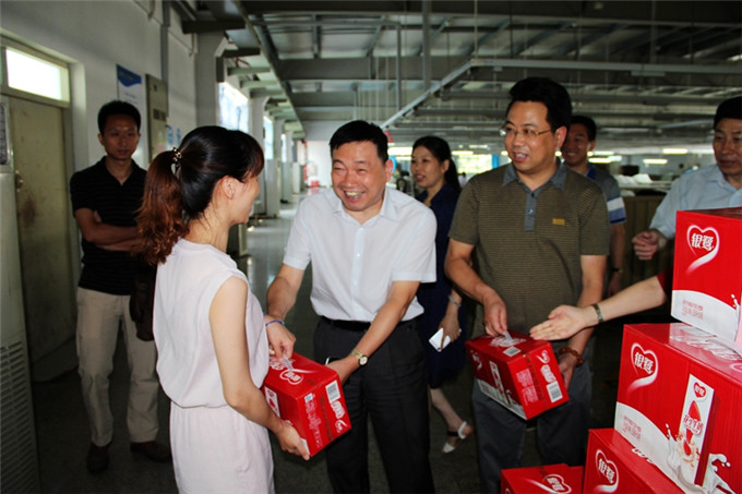 纺织集团领导到同泰服饰开展“三送”活动