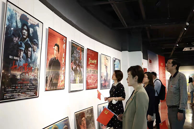 看海报、学党史，健康产业党总支组织参观“红色电影海报展”1_副本.jpg