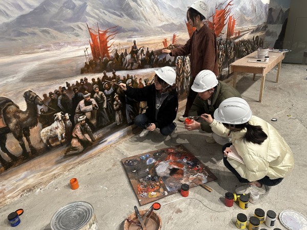 1678863483554645.jpg 2.在文化产业承接的新疆克州博物馆项目现场上,青年们发扬工匠精神,精益求精,反复打磨调试布展细节,全力参与大型布展作品创作。_副本.jpg